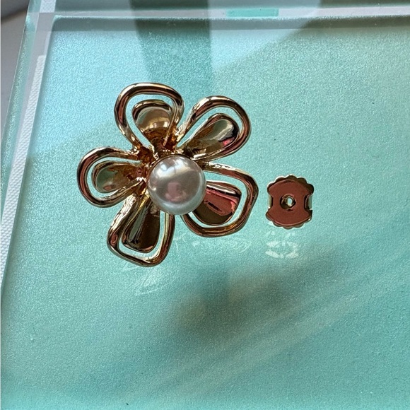 Dillard’s Pearl & Gold Tone Flower Blossom Earrings Sensitive Ears NWT - Picture 2 of 6